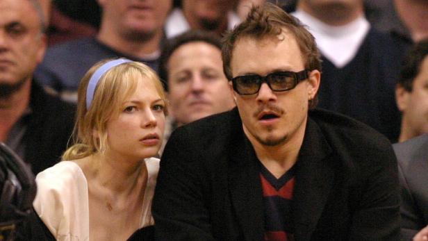 Michelle Williams und Heath Ledger sitzen zusammen in der Zuschauermenge.