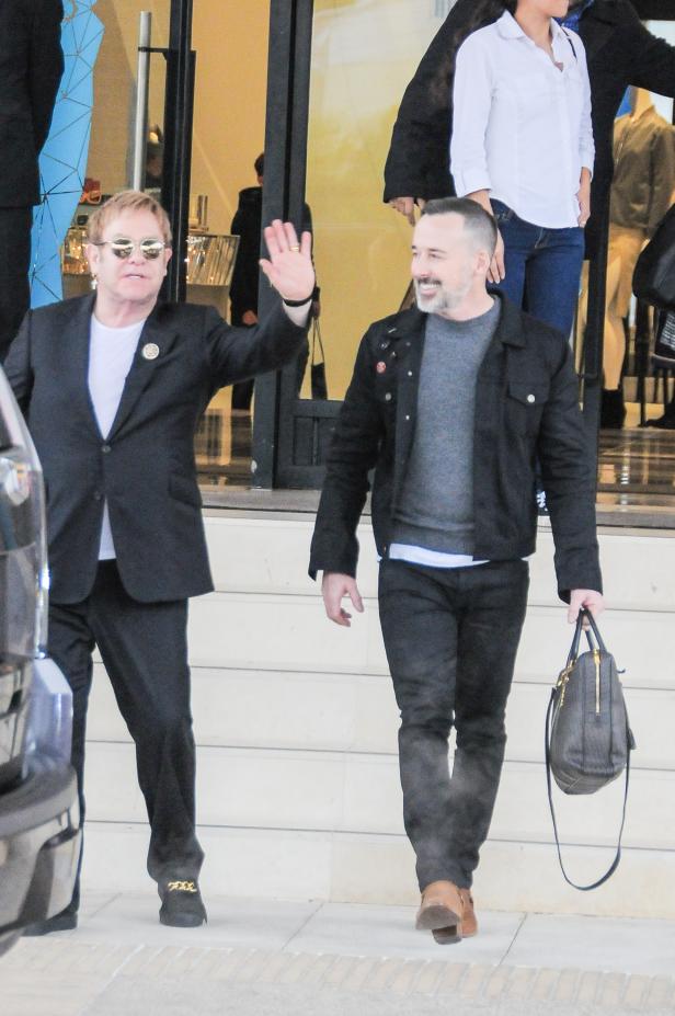 Elton John, David Furnish Elton John: Wieso sitzt er im Rollstuhl?