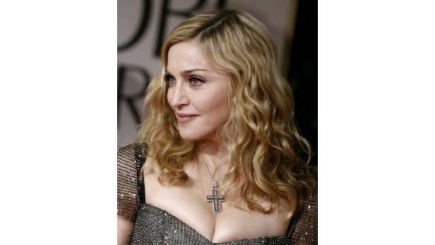 Madonna mit blonden Locken und einem Kreuzanhänger.
