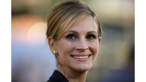 Nahaufnahme von Julia Roberts mit blonden Haaren und einem strahlenden Lächeln.