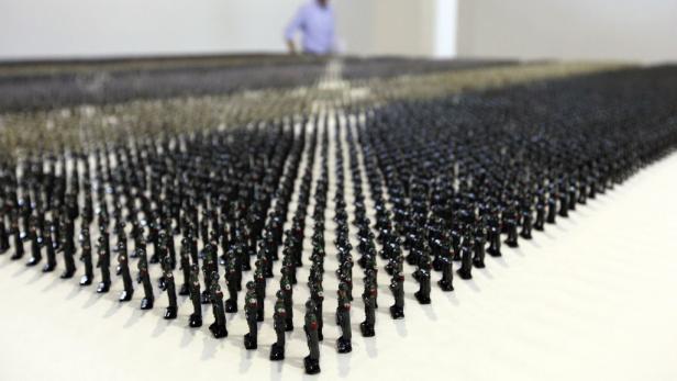 Viele kleine Spielzeugsoldaten stehen in Reih und Glied.