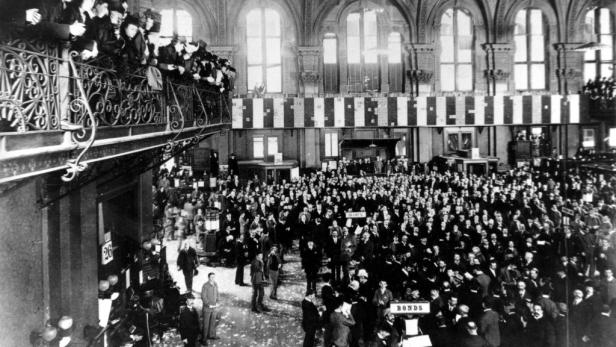 Eine Menschenmenge in einem historischen Börsensaal.