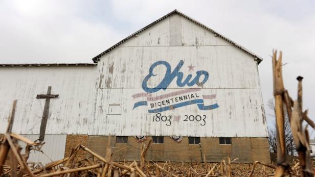 Eine Scheune mit einer Gedenkmalerei zum 200-jährigen Jubiläum von Ohio (1803-2003).