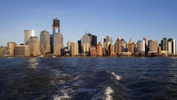 Die Skyline von New York City, gesehen vom Wasser aus.