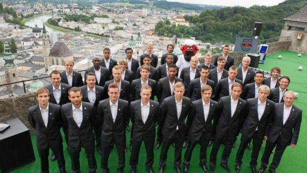 Das Team von Red Bull Salzburg posiert vor der Stadt Salzburg.