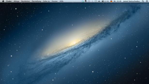 Der Desktop eines Mac mit einem Hintergrundbild einer Galaxie.