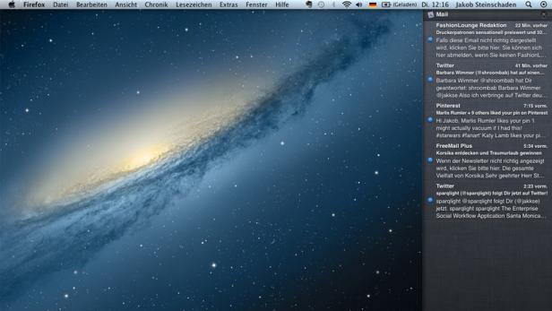 Ein Screenshot eines Mac-Desktops mit einem galaktischen Hintergrundbild und geöffnetem Mail-Programm.