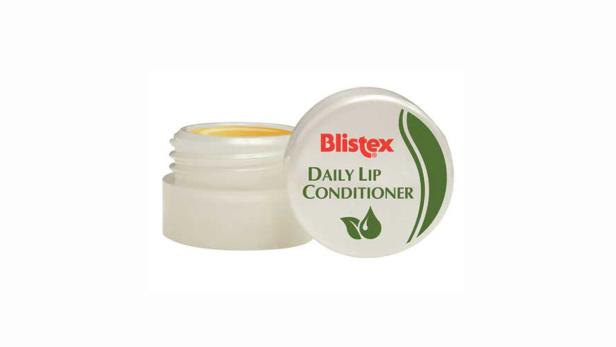 Ein geöffneter Tiegel „Blistex Daily Lip Conditioner“ steht vor einem geschlossenen Tiegel.