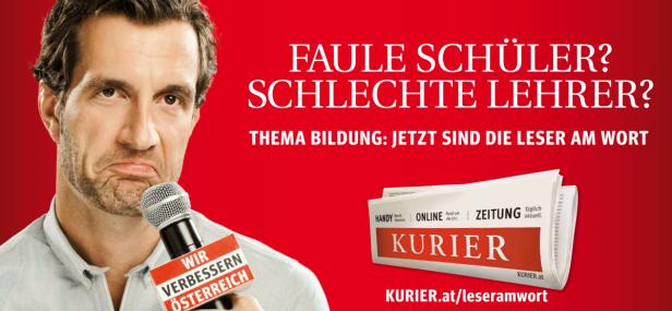 Ein Mann mit traurigem Gesichtsausdruck hält ein Mikrofon vor einem roten Hintergrund mit der Aufschrift „Faule Schüler? Schlechte Lehrer?“.