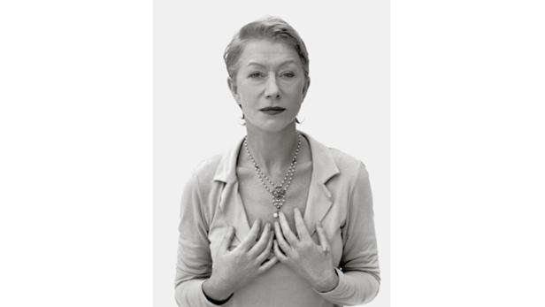 Schwarz-Weiß-Porträt von Helen Mirren mit einer Perlenkette.