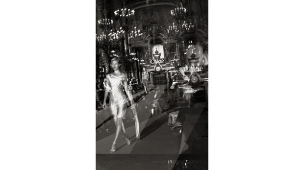 Kate Moss läuft über den Laufsteg bei einer Modenschau von Chloé.