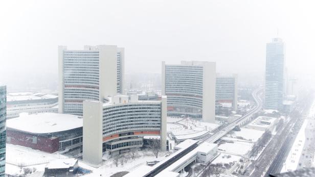 Das Vienna International Centre und die Donau City in Wien unter einer Schneedecke.
