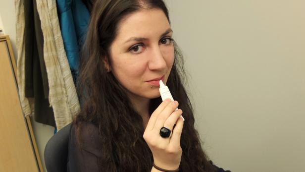 Eine Frau trägt Lippenbalsam auf.