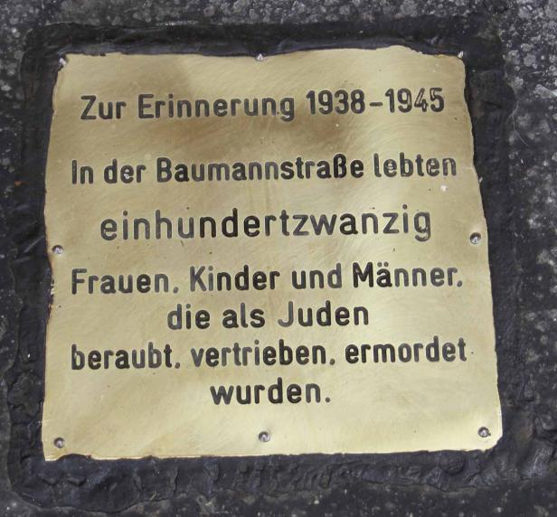 Eine Gedenktafel erinnert an 120 jüdische Frauen, Kinder und Männer, die in der Baumannstraße beraubt, vertrieben und ermordet wurden.