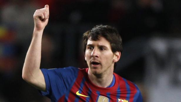 Lionel Messi jubelt mit erhobener Faust.