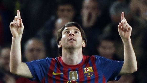 Lionel Messi jubelt mit erhobenen Händen und Blick nach oben.