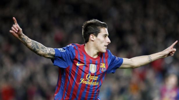 Ein Fußballspieler des FC Barcelona jubelt mit erhobenen Armen.