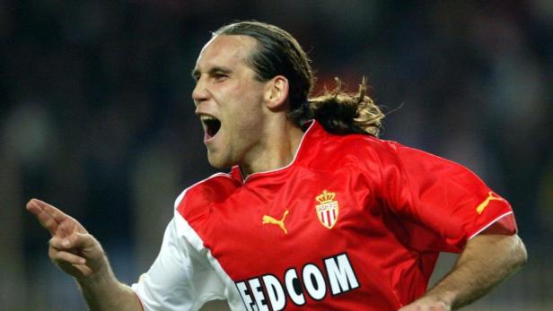 Ein Fußballspieler des AS Monaco jubelt mit erhobenem Zeigefinger.