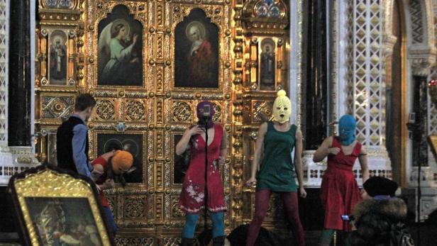 Mitglieder von Pussy Riot führen eine Performance in einer russisch-orthodoxen Kirche auf.