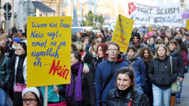 Eine Demonstration mit Schildern, darunter eines mit der Aufschrift: „Wenn eine Frau Nein sagt, meint sie ja eigentlich eh… Nein“.
