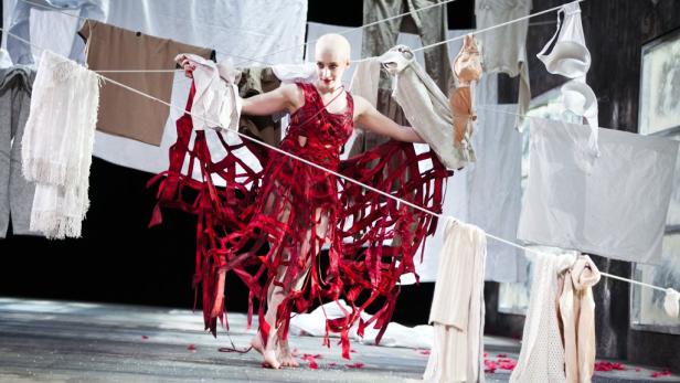 Elfenkönigin Titania (Kata Petö) tanzt diesmal über den Wäscheboden einer Mietskaserne statt durch den Shakespeare’schen Wunderwald.