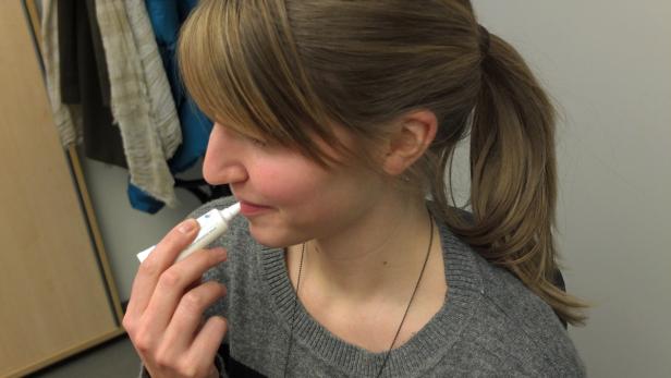 Eine Frau trägt Lippenbalsam auf.