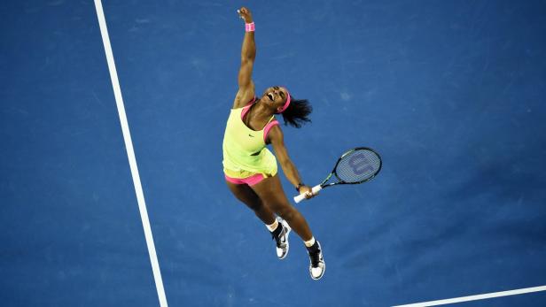 Serena Williams schlägt den Ball beim Aufschlag auf einem Tennisplatz.