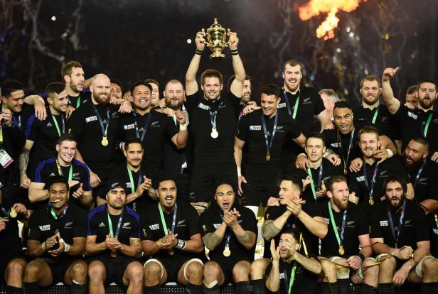 Das neuseeländische Rugby-Team „All Blacks“ feiert mit dem gewonnenen Weltpokal.