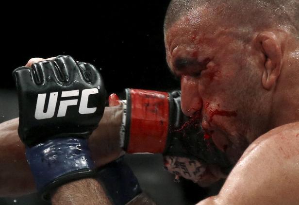 Ein blutender UFC-Kämpfer wird während eines Kampfes getroffen.
