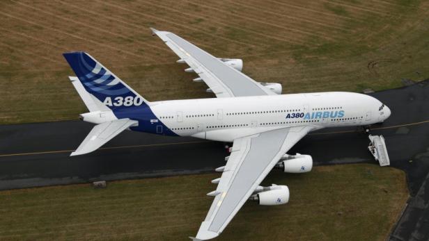 Ein Airbus A380 steht auf einer Landebahn.