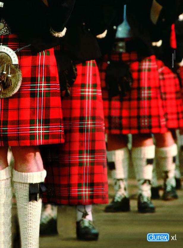 Eine Reihe von Männern in traditionellen schottischen Kilts und Kniestrümpfen.