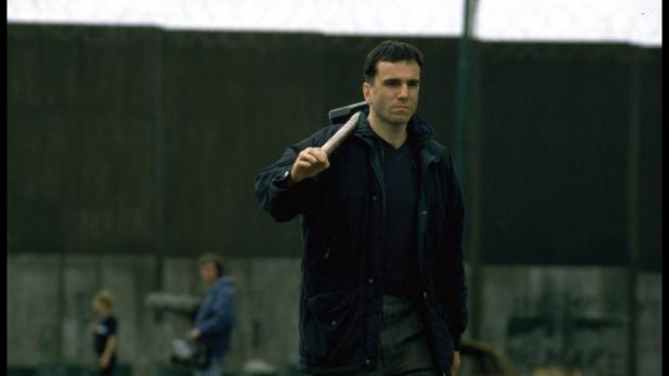 Daniel Day-Lewis trägt in „The Boxer“ einen Hammer auf der Schulter.