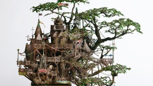 Ein detailreiches Baumhaus mit vielen Ebenen, Treppen und kleinen Dekorationen.