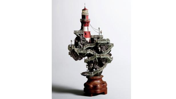 Ein rot-weiß gestreifter Leuchtturm auf einer felsigen Insel mit Treppen und kleinen Figuren.