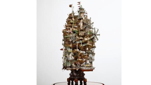 Ein detailreiches Modell einer Fantasiestadt mit Windmühlen und vielen kleinen Häusern.