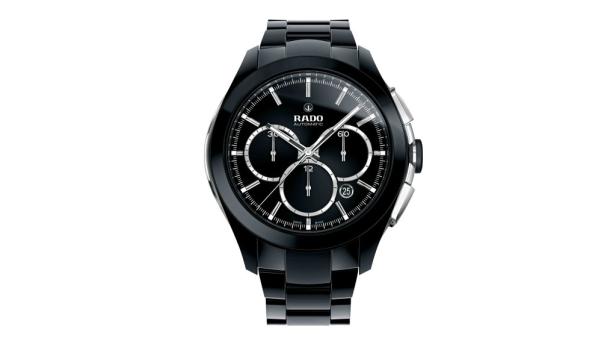 Eine schwarze Rado Automatik-Uhr mit silbernen Akzenten auf einem weißen Hintergrund.