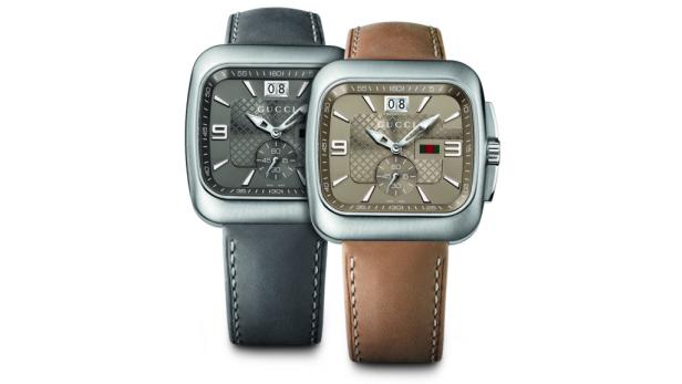 Zwei quadratische Gucci-Uhren mit Lederarmbändern in Grau und Braun.