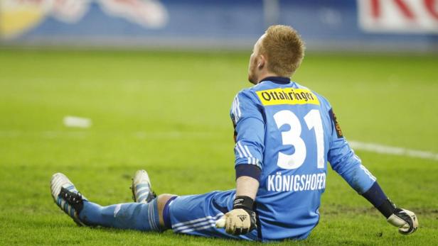 Ein Fußballspieler mit der Nummer 31 sitzt auf dem Rasen.