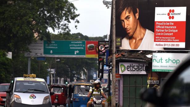 Eine belebte Straße in Sri Lanka mit Werbung für ein Enrique Iglesias Konzert.