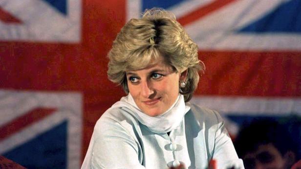 10. Todestag von Prinzessin Diana Diana, Prinzessin von Wales, vor einer britischen Flagge.