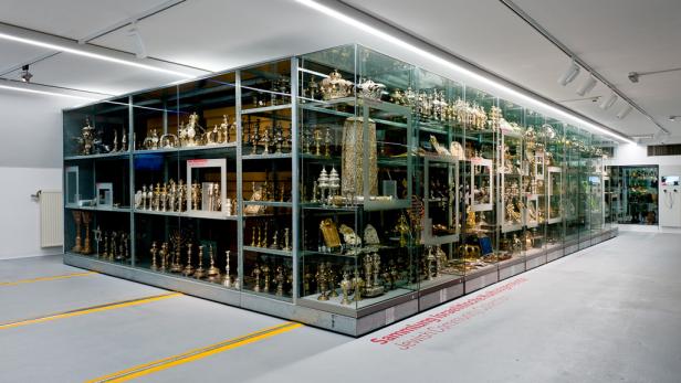 Ein großer Glasschrank zeigt die Sammlung Israelitische Kultusgemeinde.