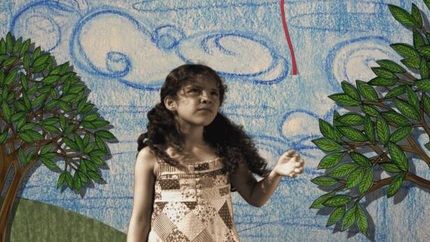 Ein Mädchen steht vor einem gezeichneten Himmel mit Bäumen an den Seiten.