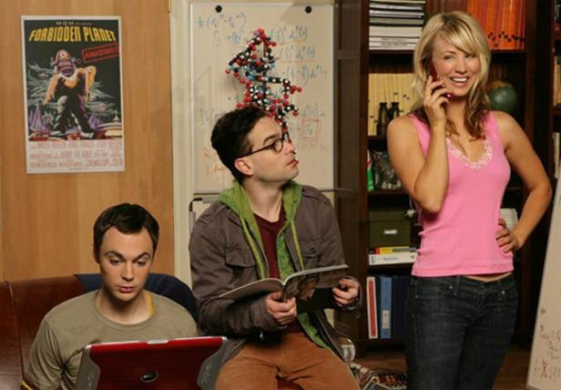 Szene aus „The Big Bang Theory“ mit Sheldon, Leonard und Penny in Leonards Wohnung.