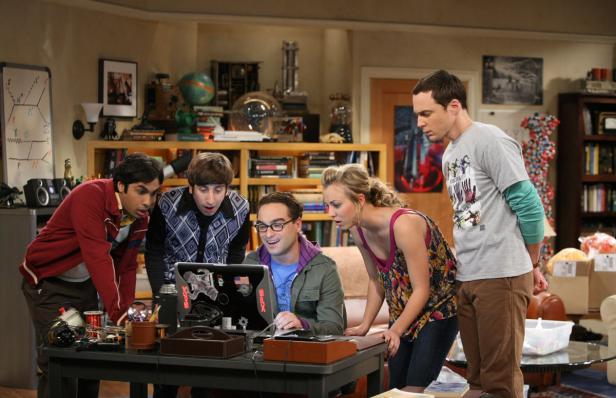 Die Freunde Raj, Howard, Leonard, Penny und Sheldon schauen überrascht auf einen Laptop.