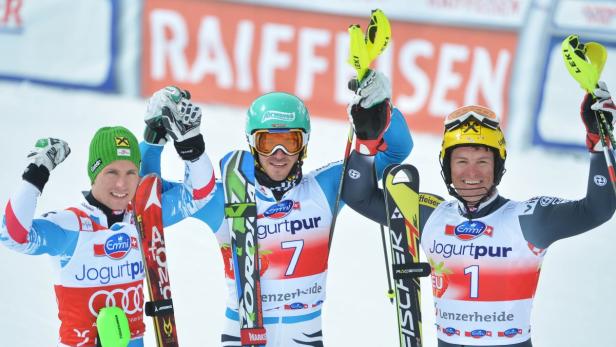 Drei Skirennläufer feiern auf dem Podium in Lenzerheide ihren Sieg.