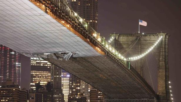 Kran riss Loch in New Yorker Brooklyn Bridge