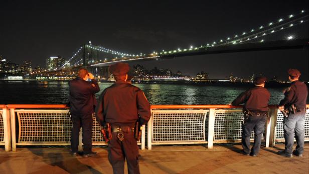 Kran riss Loch in New Yorker Brooklyn Bridge