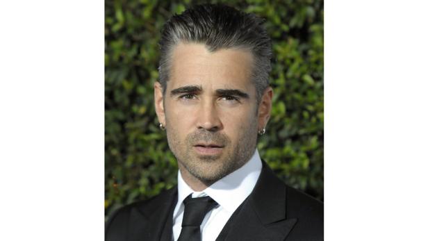 Porträt von Colin Farrell in einem schwarzen Anzug und mit Ohrringen.