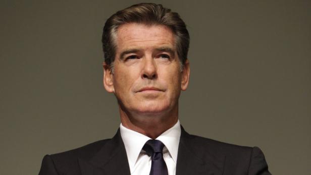 Porträt von Pierce Brosnan in einem dunklen Anzug mit Krawatte.