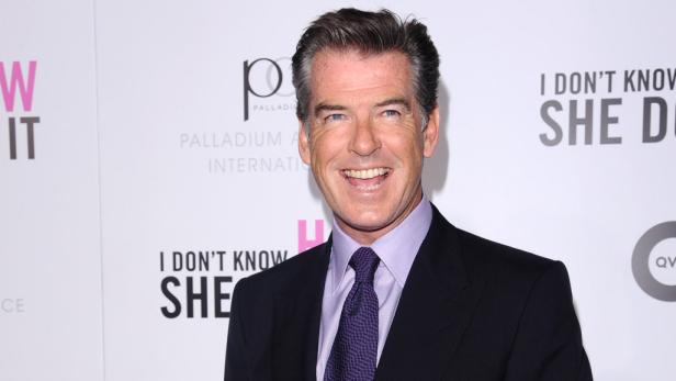 Pierce Brosnan lächelt auf einer Veranstaltung.
